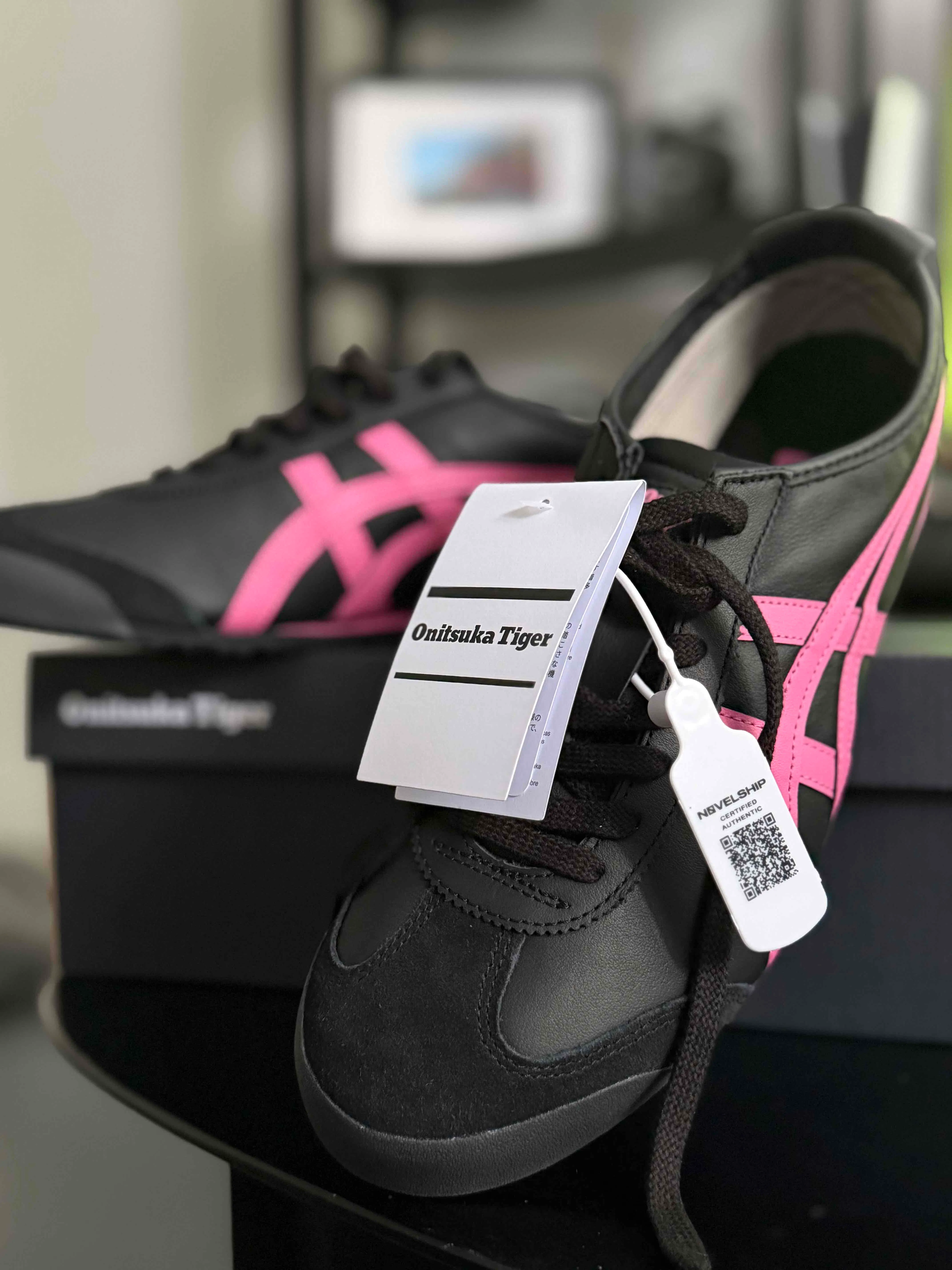 Onitsuka Tiger MEXICO 66 BLACK/DRAGON FRUIT 1183C102-005 Onitsuka Tiger MEXICO 66 BLACK/DRAGON FRUIT 1183C102-005